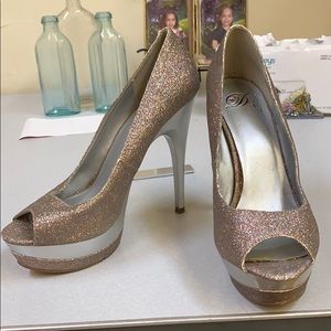 Dereon sparkle glitter pumps. Size 7.5